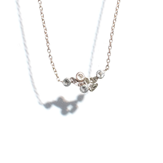 the kiss necklace 01